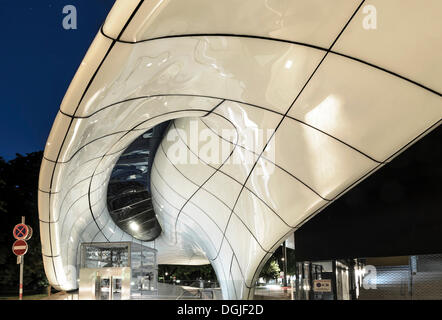 Funiculaire Hungerburgbahn, hybrides, rejoint la station au Congrès, construit par le célèbre architecte Zaha Hadid, Innsbruck, Tyrol Banque D'Images