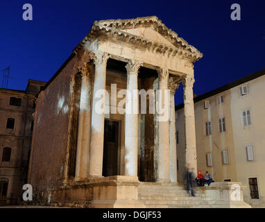 Photo de nuit du temple de Rome et Auguste à Pula, Croatie, Europe Banque D'Images