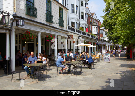 Une vue le long de la colonnade Pantiles à Tunbridge Wells. Banque D'Images