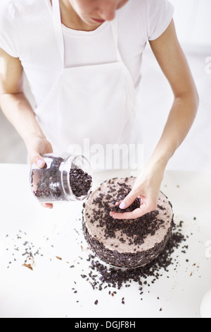 Saupoudrer de chocolat femme on cake Banque D'Images