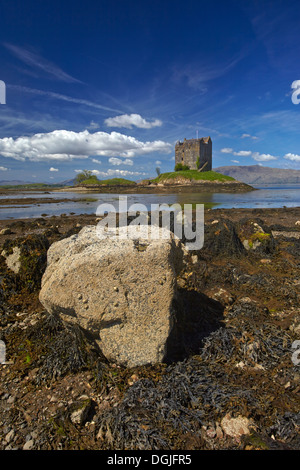 Une vue sur Château de Stalker sur le Loch Linnhe. Banque D'Images