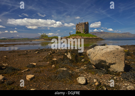 Une vue sur Château de Stalker sur le Loch Linnhe. Banque D'Images