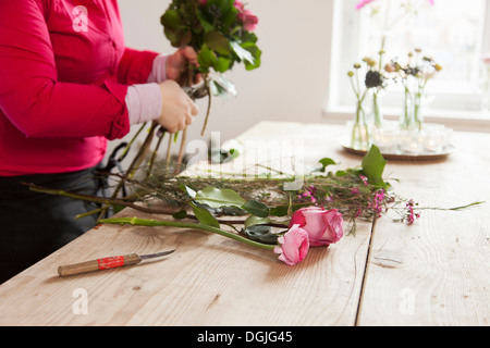 Close up of young woman organisant des fleurs en bouquet Banque D'Images