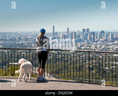 Une fille et son chien sur le sommet du mont Coot-Tha. Banque D'Images