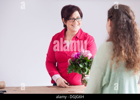 Bouquet d'achat du client florist Banque D'Images