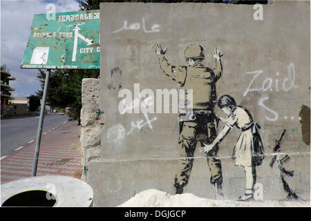 Mur avec un graffito par Banksy, côté palestinien, entre Bethléem, Cisjordanie et Jérusalem, Israël, Moyen Orient Banque D'Images