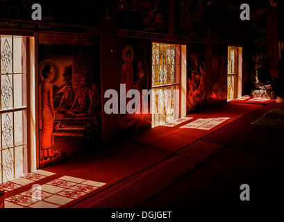 Windows dans un bâtiment à Wat Buppharam à Chiang Mai. Banque D'Images