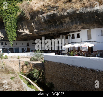 Grotte de bâtiments construits en rock Setenil de las Bodegas, province de Cadix, Espagne Banque D'Images