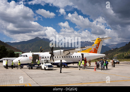 Le Bhoutan, Paro, l'aéroport international de passagers débarqués Druk Air avion ATR 42-500 Banque D'Images