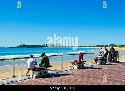 Les gens de détente sur la promenade de Mooloolaba. Banque D'Images