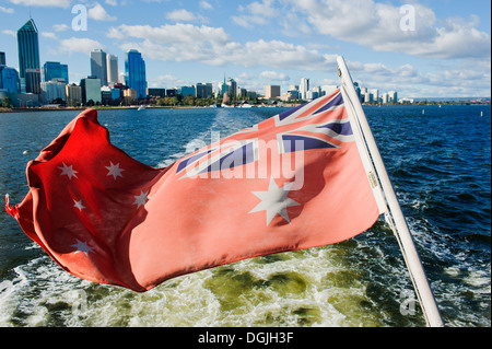 L'Australian Red Ensign flotter sur un bateau qu'il quitte la ville de Perth. Banque D'Images