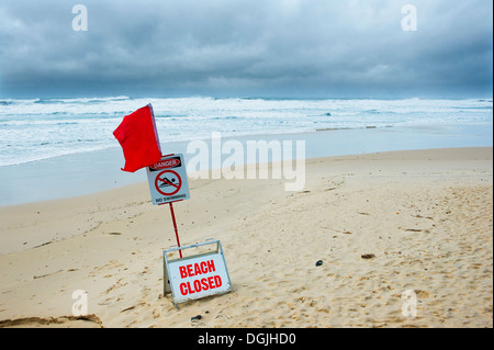 Un drapeau d'avertissement rouge sur Coolum Beach dans le Queensland. Banque D'Images