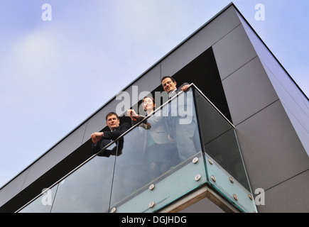 Trois collègues de bureau sur balcon, low angle Banque D'Images