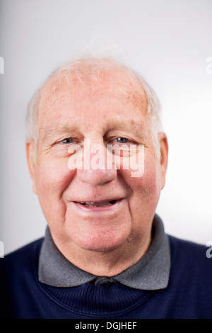 Portrait of senior man smiling, studio shot Banque D'Images