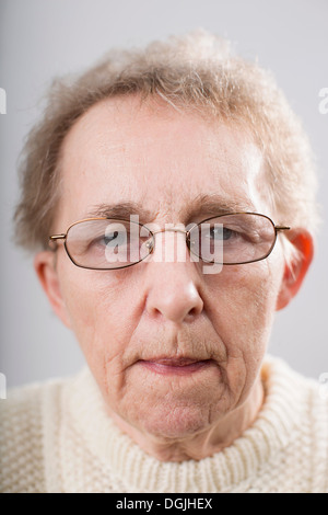 Portrait of senior woman wearing glasses Banque D'Images