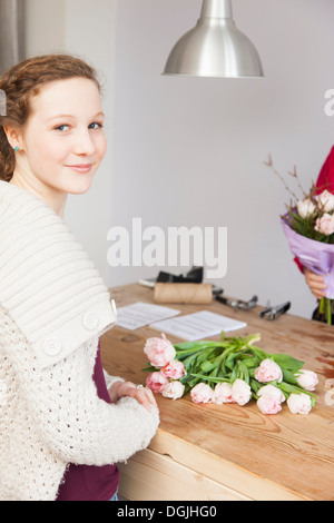 Portrait of teenage girl acheter roses dans les fleuristes Banque D'Images