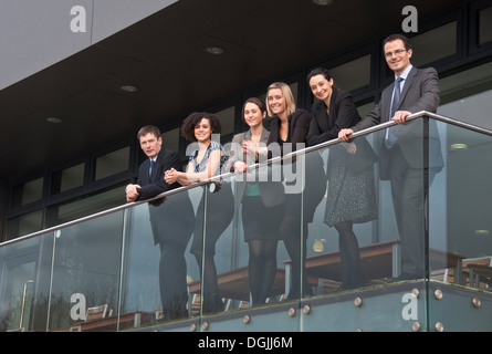 Six collègues de bureau sur balcon Banque D'Images