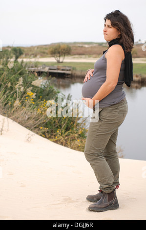 Femme enceinte (9 mois) dans la nature Autorisation Modèle disponible Banque D'Images