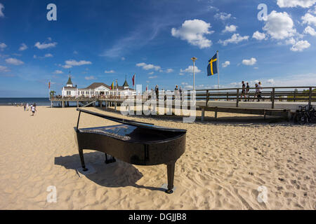 Pier avec un piano sur une plage, Nice, Usedom, Mecklembourg-Poméranie-Occidentale Banque D'Images