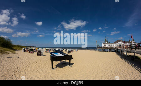 Pier avec un piano sur la plage, Nice, Usedom, Mecklembourg-Poméranie-Pomerabia Banque D'Images