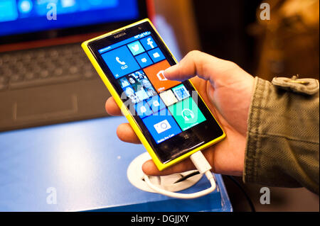 Londres, Royaume-Uni - 22 octobre 2013 : un homme regarde le nouveau Nokia Lumia 1020, un téléphone Windows 8 avec un 41 mégapixels- au cours de l'exposition mondiale d'apps à Earl's Court à Londres. Credit : Piero Cruciatti/Alamy Live News Banque D'Images