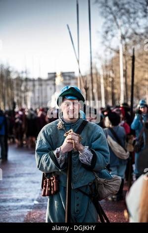 Membre de la guerre civile anglaise Society prépare à mars pour commémorer l'exécution du roi Charles I. Banque D'Images