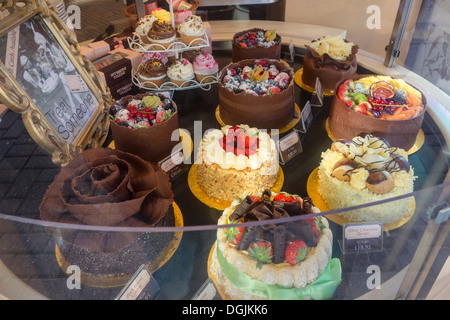 Une sélection de gâteaux dans une vitrine. Banque D'Images