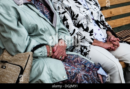 Deux dames âgées assis sur un banc. Banque D'Images