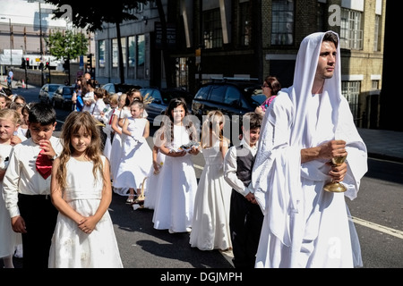 La procession en l'honneur de Notre Dame du Mont Carmel fait son chemin le long de Clerkenwell Road. Banque D'Images