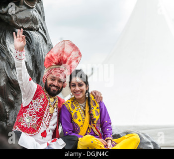 Punjabi traditionnel danseuses à la Vaisakhi Festival à Trafalgar Square. Banque D'Images