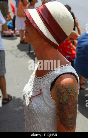 Femme portant un chapeau et une robe d'été, tatouage, look rétro Banque D'Images