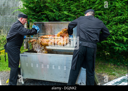 Un rôti de porc en préparation pour sculpter et servir. Banque D'Images