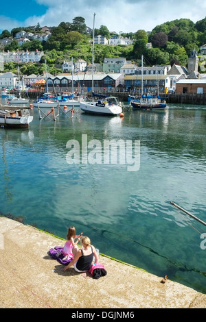 Bateaux amarrés dans le port de Looe, à Cornwall. Banque D'Images