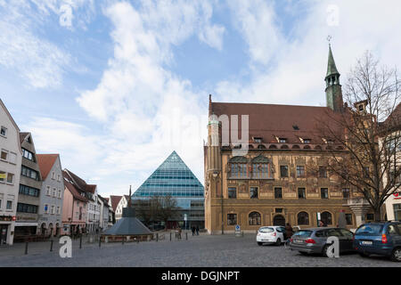 Hôtel de ville et la bibliothèque, l'architecture traditionnelle et moderne, Ulm, Bade-Wurtemberg Banque D'Images