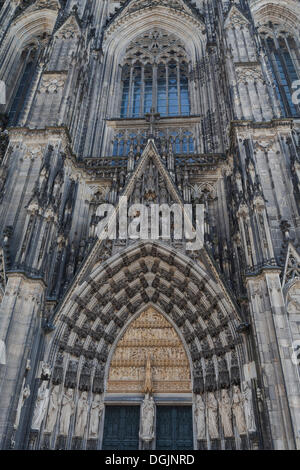 La cathédrale de Cologne, façade ouest, portail principal, Köln Rheinland, Cologne, Rhénanie du Nord-Westphalie, Allemagne, Banque D'Images