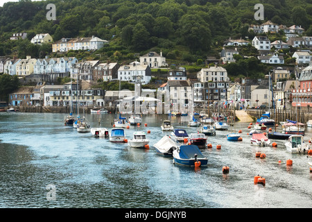 Bateaux amarrés dans le port de Looe, à Cornwall. Banque D'Images