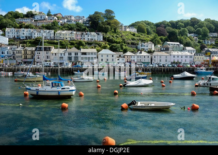 Bateaux amarrés dans le port de Looe, à Cornwall. Banque D'Images