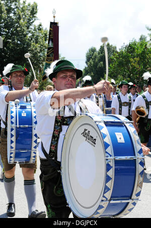 Tambours au la parade à l'Loisachgau festival folklore, Neufahrn, Haute-Bavière, Bavière Banque D'Images