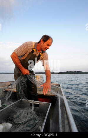 Le pêcheur Johann Strobl casting pour pêcher sur le Lac de Starnberg, Fuenfseenland salon, Haute-Bavière, Bavière Banque D'Images