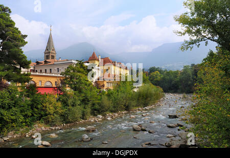 Rivière passant près de Merano, le Tyrol du Sud, Italie, Europe Banque D'Images