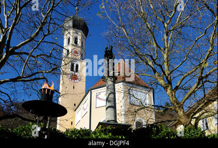 L'église paroissiale de Saint André et Saint Mary's Column, Marienplatz en Wolfratshausen, Bavière Banque D'Images