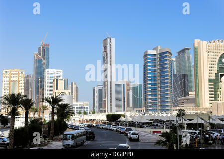 Vue sur la ville, Doha, Qatar, Péninsule Arabique, du golfe Persique, au Moyen-Orient, en Asie Banque D'Images