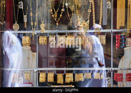 Bijoux en or dans la fenêtre d'un bijoutier, Souq al souq Waqif, le plus vieux bazar ou dans le pays, Doha, Qatar, Péninsule Arabique Banque D'Images