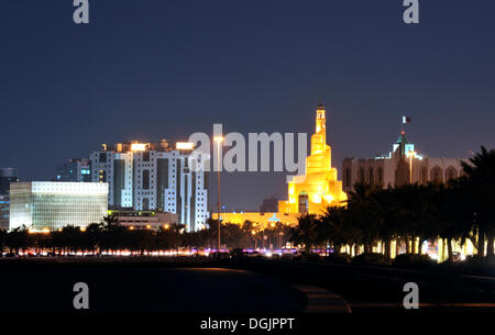 L'humeur du soir, la tour en forme de spirale de Fanar, Centre culturel islamique du Qatar, Doha, Qatar, Péninsule Arabique, du Golfe Persique Banque D'Images