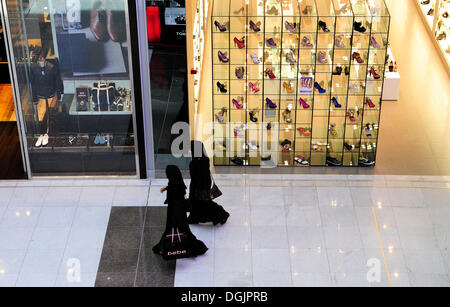 Magasin de chaussures, dans le Dubai Mall, le plus grand centre commercial dans le monde entier, Dubaï, Émirats arabes unis, Moyen Orient Banque D'Images