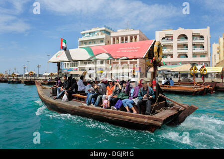 Les bateaux-taxis, Abra, dhow sur la Crique de Dubaï, Dubaï, Émirats arabes unis, Moyen Orient Banque D'Images