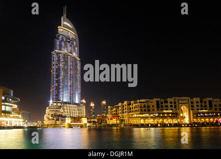 L'adresse, un hôtel de luxe avec 63 étages et Souk Al Bahar, Fontaine de Dubaï à l'extérieur du centre commercial de Dubaï, Dubaï. Banque D'Images