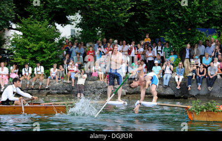Événement de joutes traditionnelles sur le lac, Fischerstechen Muensing, dans Ammerland, municipalité, le Lac de Starnberg, cinq lacs Banque D'Images
