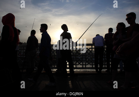 Istanbul, Turquie, les pêcheurs sur le pont de Galata à rétro-éclairage Banque D'Images