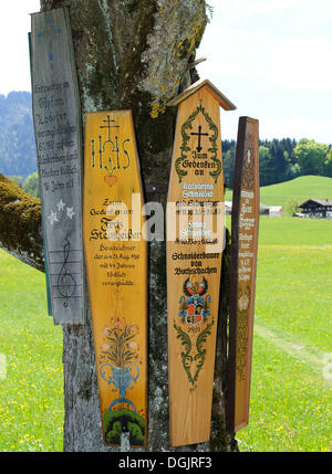 Conseils scolaires commémorant les morts près de l'église paroissiale de St George, Ruhpolding, Chiemgau, Upper Bavaria, Bavaria, PublicGround Banque D'Images